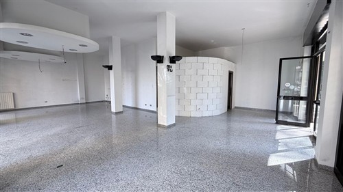 Locale commerciale angolare con 4 vetrine, giardino e cortile, zona ospedale